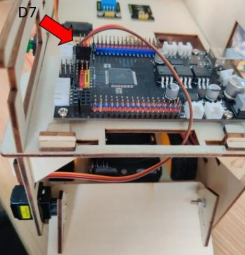 Detalle de conexión del servo de la puerta trasera abatible